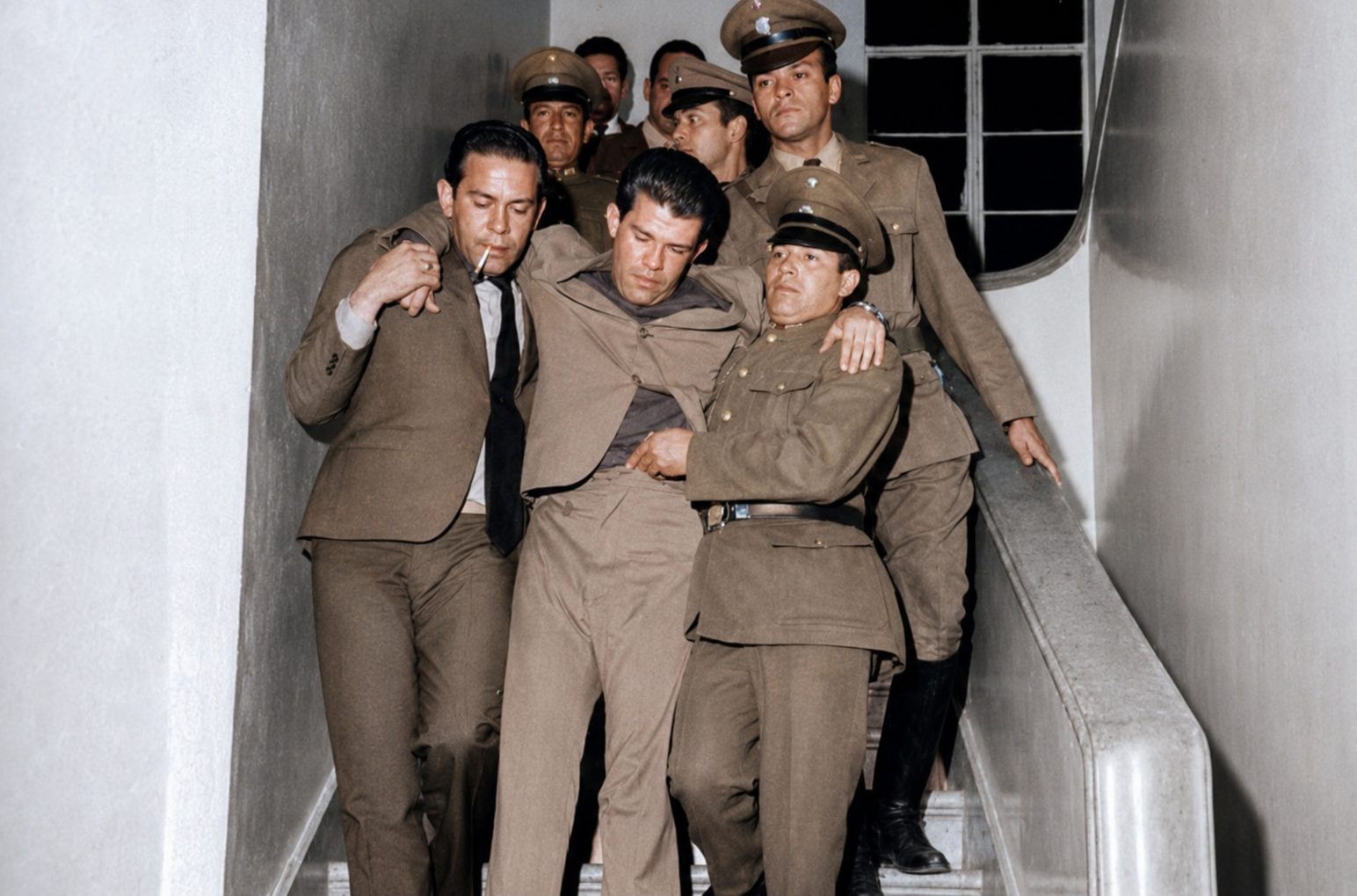 El Chato retirado en hombros tras la agresión, 1968